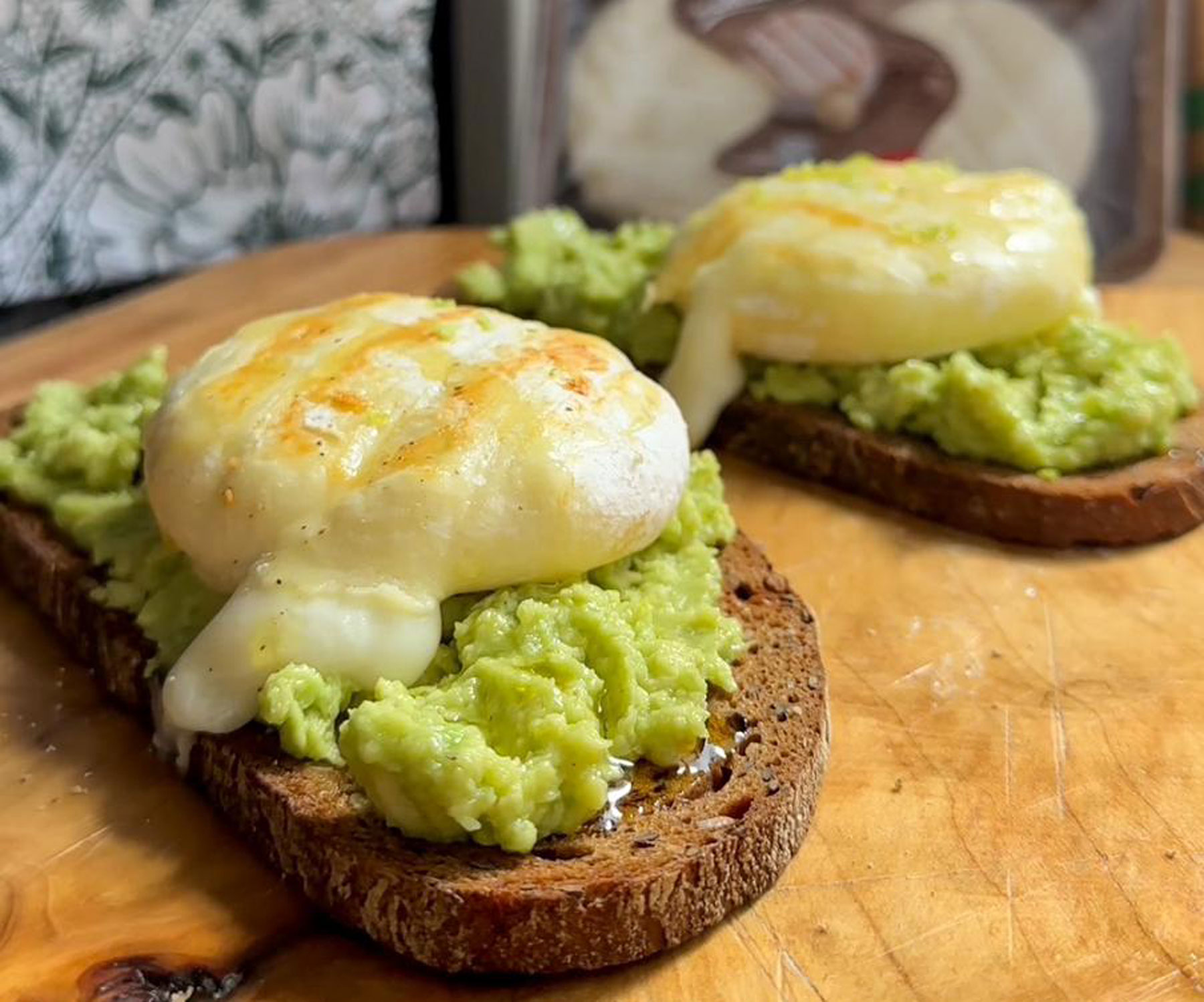 Urban | Tomino con Salsa di Avocado e Lime su Crostone di Pane Integrale