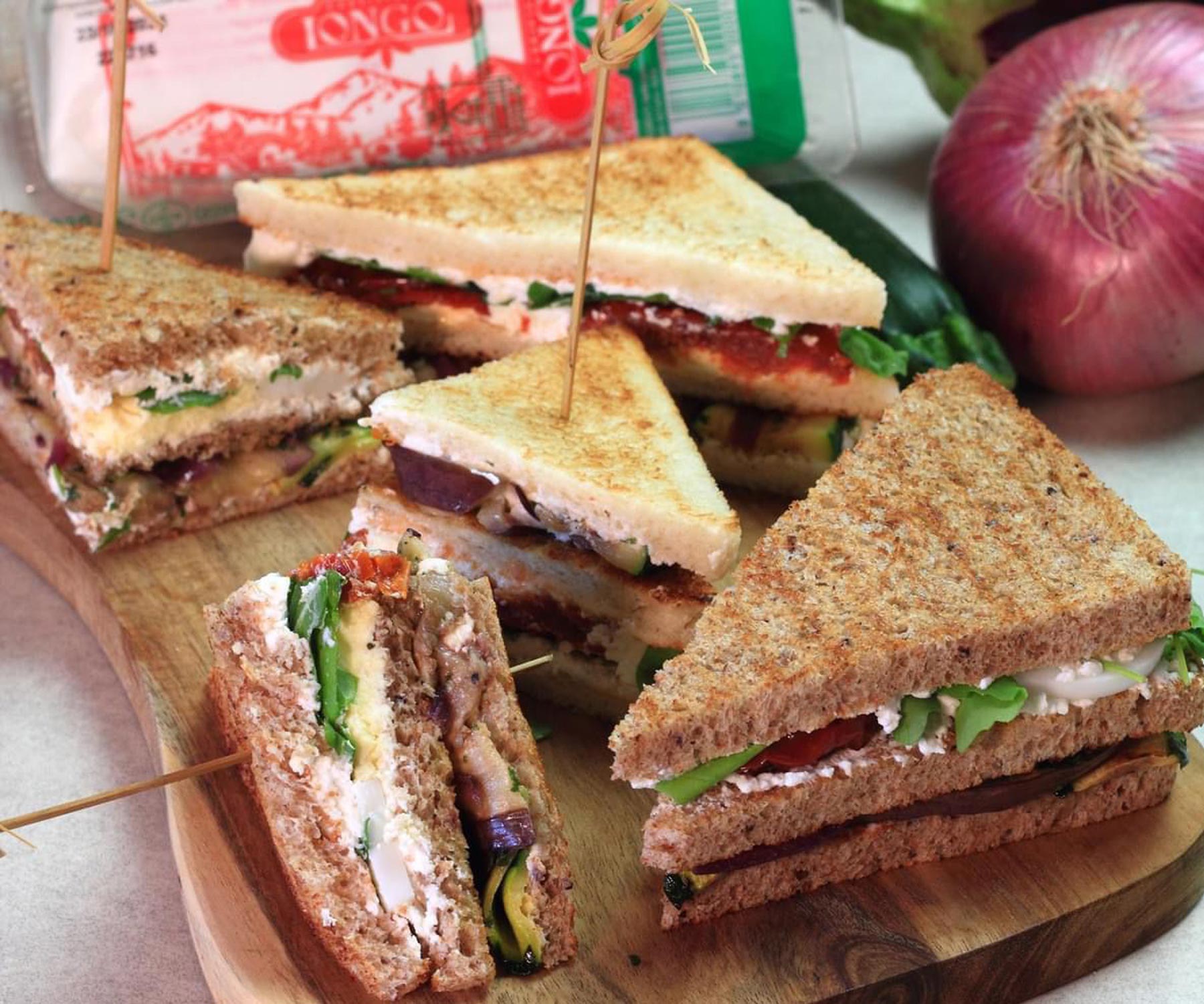 Spiaggia | Club Sandwich Vegetariano con Tomino, Verdure Grigliate e Pomodori Secchi