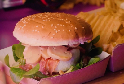 Gamer | Burger di Tomino del Boscaiolo allo speck con composta di cipolle e funghi